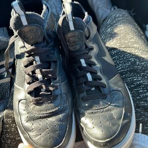 I’m sellin some type of Nikes I don’t remember the name of ‘em decent condition